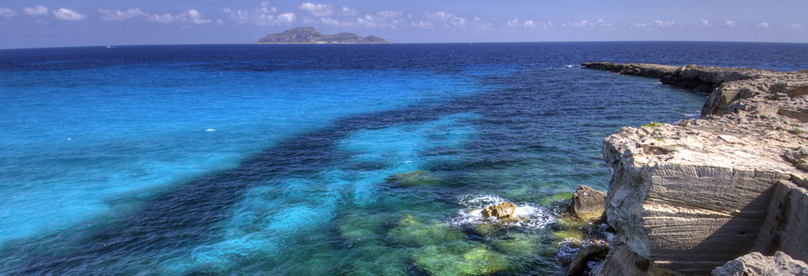 ...amala questa terra di venti  insistenti come lo Scirocco, forte da far cambiare umore al mare... quel mare che il complice sole colora di azzurro e che l’amante luna consola e placa...
